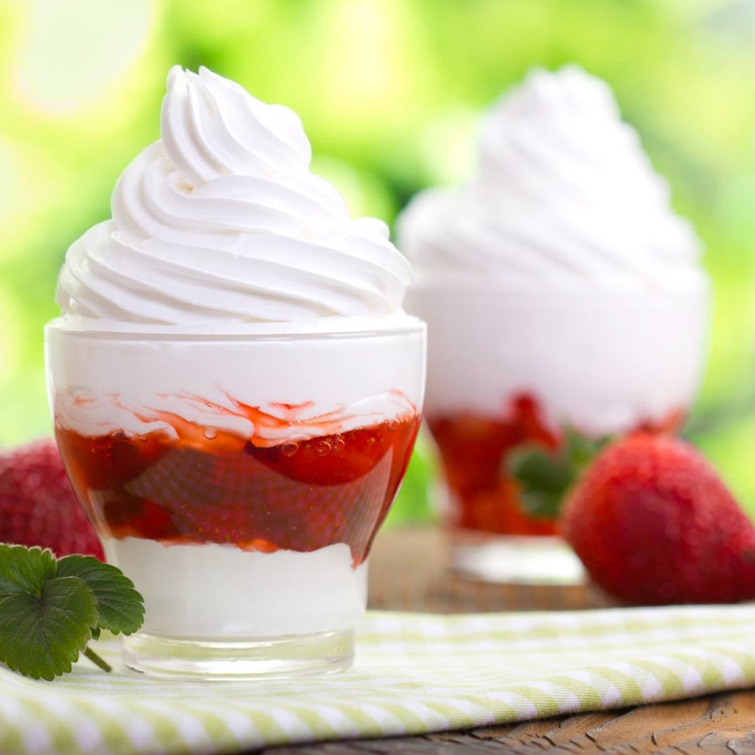 Softeis mit Erdbeersauce und frischen Erdbeeren
